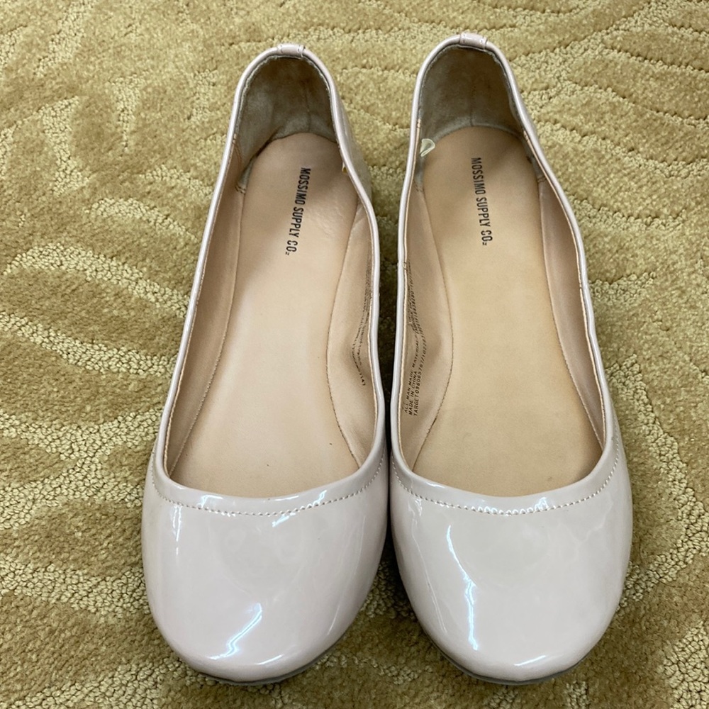 MOSSIMO SUPPLY CO beige/nude tone flats.